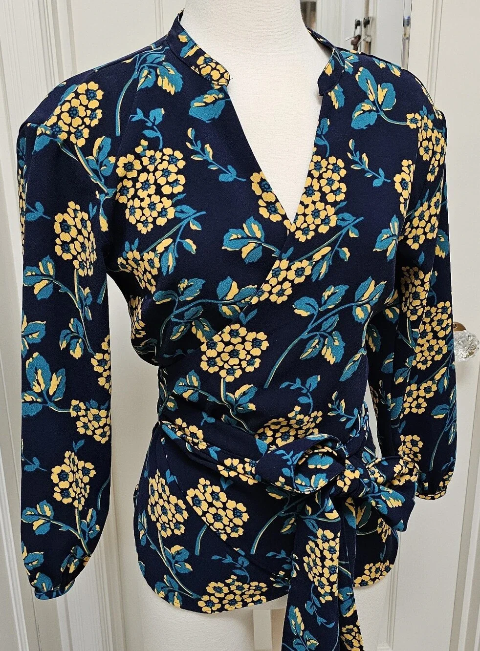 J. Crew Navy & Gold Floral Drape Crepe Wrap‎ Blouse Size Small #K0747